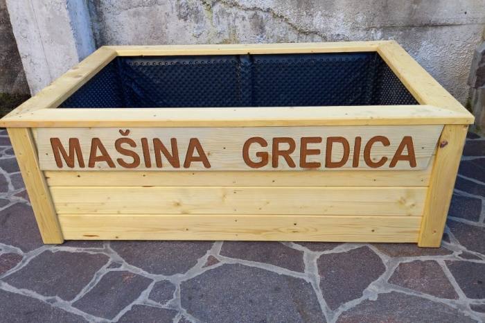 Lesena tabla z napisom 520