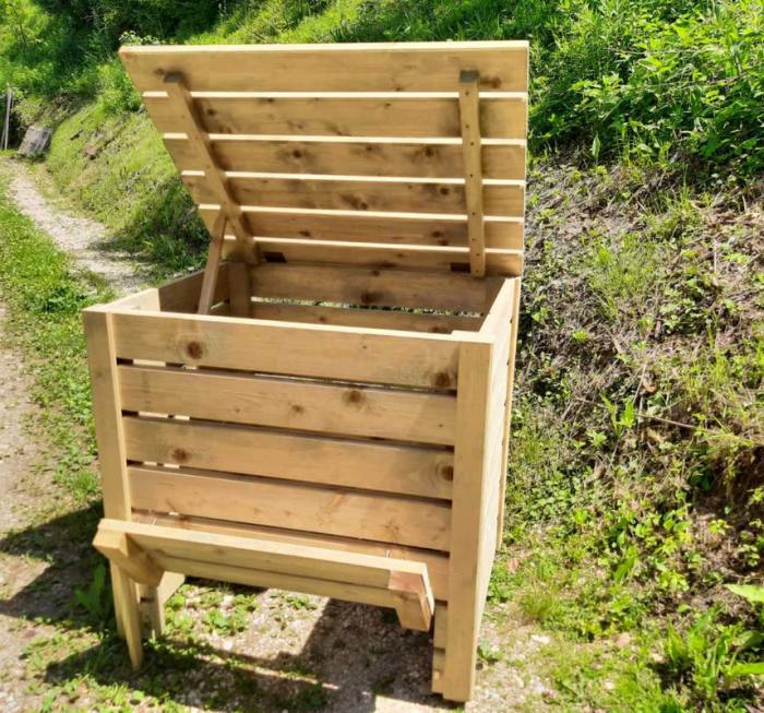 Kompostnik s pokrovom in z vratci spodaj - smreka 229