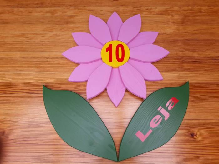 Roža za obletnice 50 cm, z 2 listoma, nalepko 266